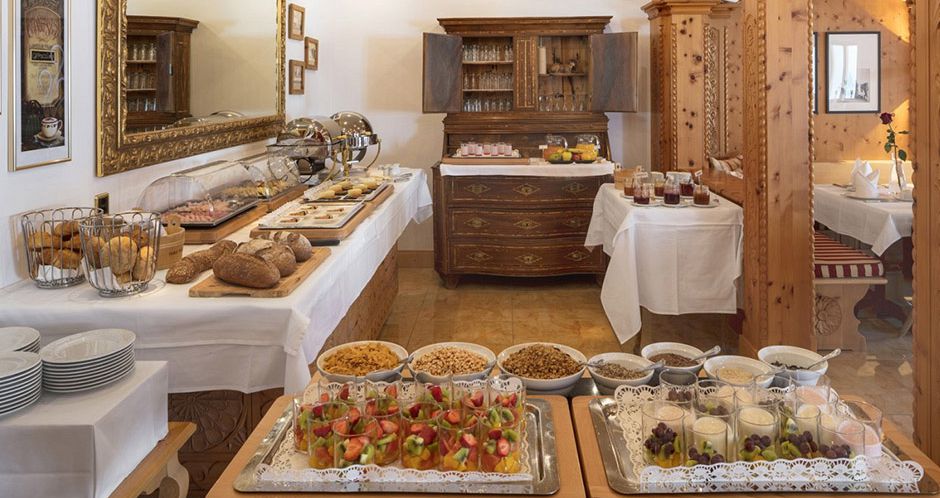 Breakfast included daily. Photo: Hotel Allalin - image_4